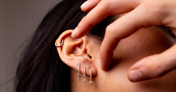 The trend of ear cuffs is back: Know how to buy and style them